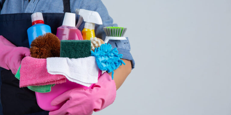 mulher segurando produtos de impeza para exterminar tarifas