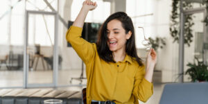 mulher feliz com braços para cima